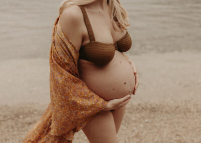 Shooting photos de grossesse sur la plage réalisé par Lesley S. Photography basé dans Les Landes